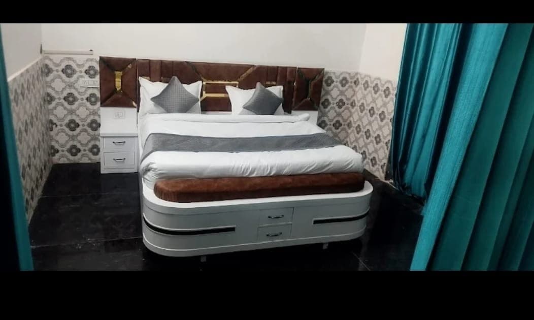 Hotel Kamal Dham corridor